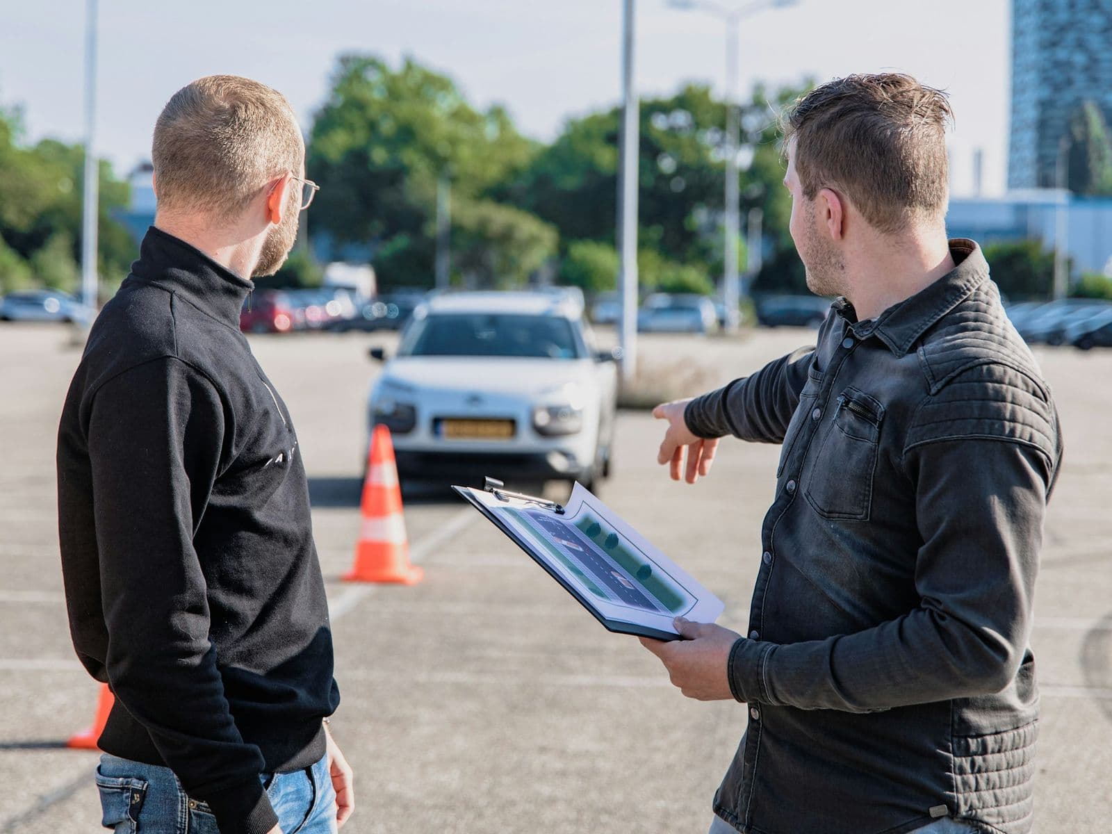 Kfz-Sachverständiger dokumentiert einen Fahrzeugschaden